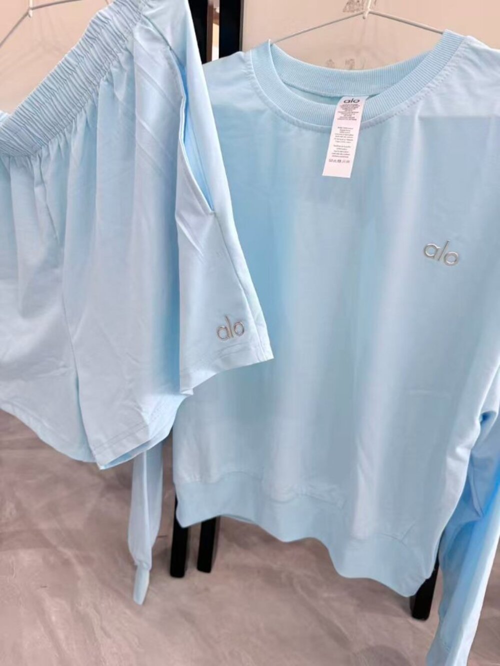 alo Yoga Fitness Shorts Set - Picture 2 of 5